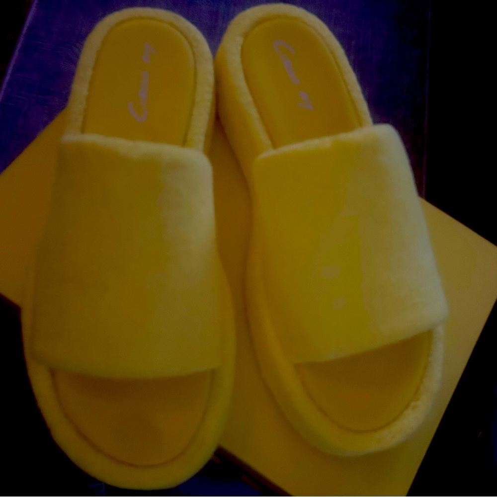Circus NY terry yellow slides size 10